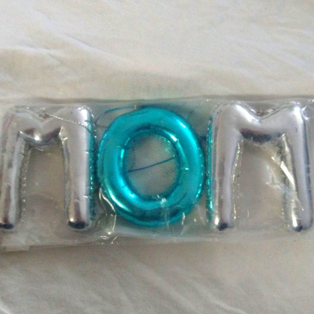 Silver Metal Balloon "MOM" Letters